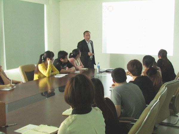 2013年4月24日，正睿老師對(duì)佳樂(lè)公司進(jìn)行倉(cāng)儲(chǔ)管理的培訓(xùn)