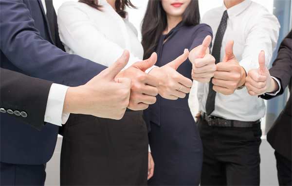 在企業(yè)管理中，專權(quán)式和民主式管理各有哪些優(yōu)缺點(diǎn)？