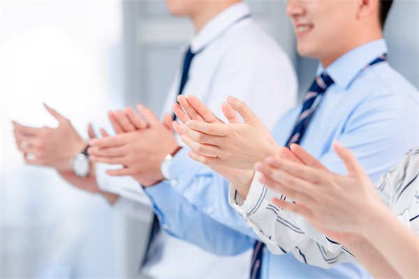 面對人才流失問題，企業(yè)應如何改進人力資源策略？