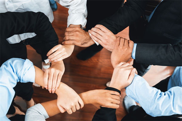 在制定企業(yè)戰(zhàn)略規(guī)劃時(shí)，如何平衡短期與長(zhǎng)期目標(biāo)？