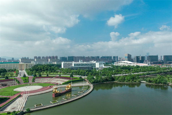 南昌戰(zhàn)略咨詢(xún)公司如何為企業(yè)定制長(zhǎng)遠(yuǎn)發(fā)展規(guī)劃？