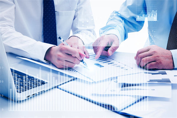 如何通過預算分析，識別企業(yè)運營中的潛在風險與機遇？